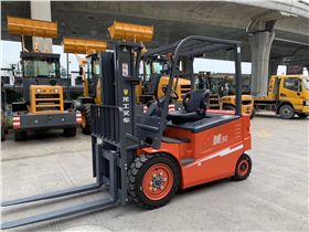 3噸龍工電瓶叉車.jpg