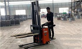 電動(dòng)堆高車(chē)