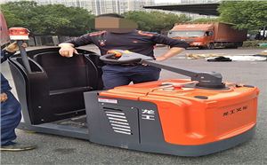 南京龍工電動(dòng)牽引車