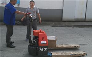 為什么他會(huì)一次性采購十臺(tái)龍工電動(dòng)搬運(yùn)車呢？