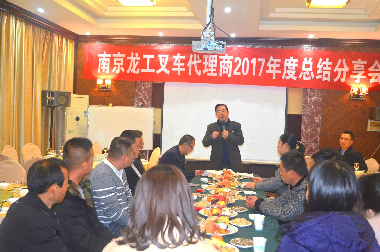 圖為董事長周斌發(fā)言