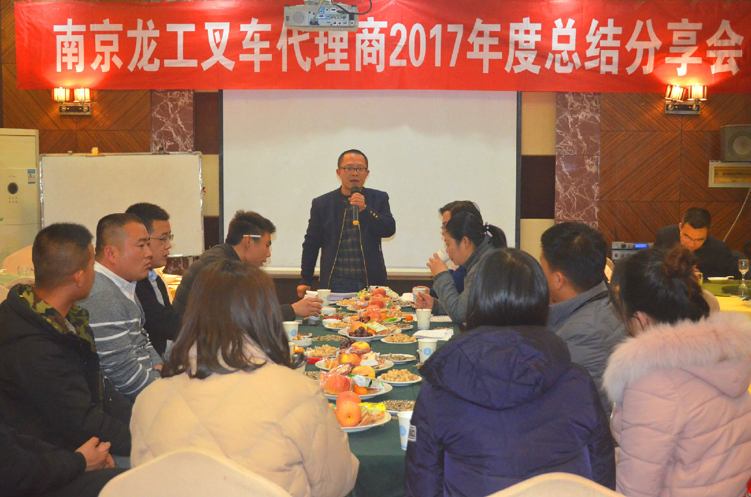 圖為銷售經理嵇書雄分享