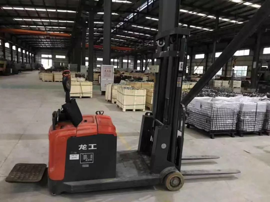 電動(dòng)堆高車(chē)2