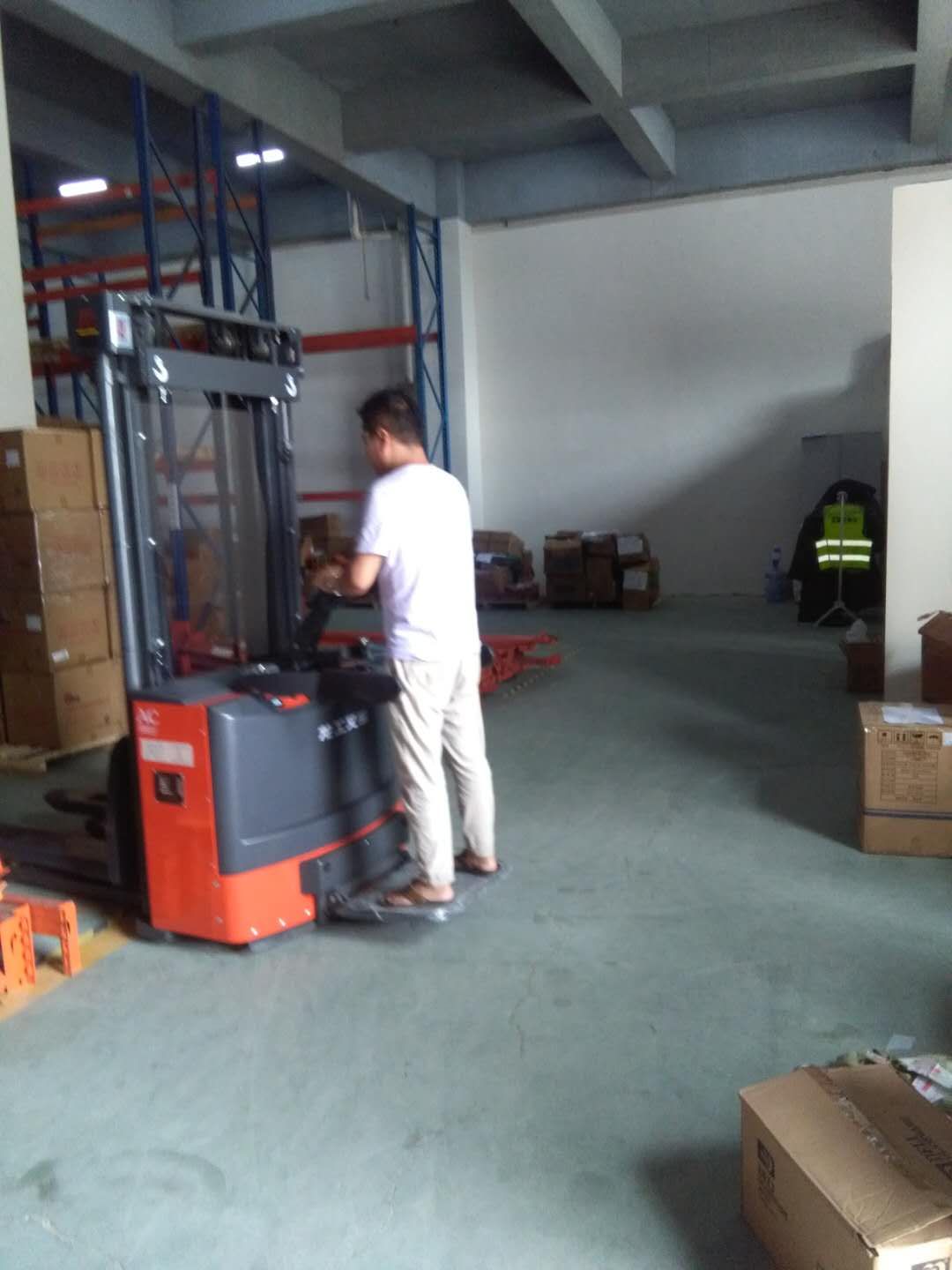 龍工電動堆高車