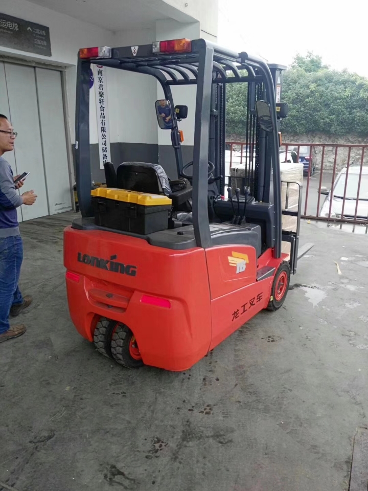 三支點電瓶叉車