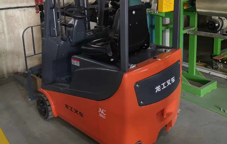 三支點(diǎn)電動(dòng)堆高車(chē)