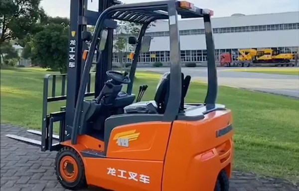 龍工三支點(diǎn)電動(dòng)叉車