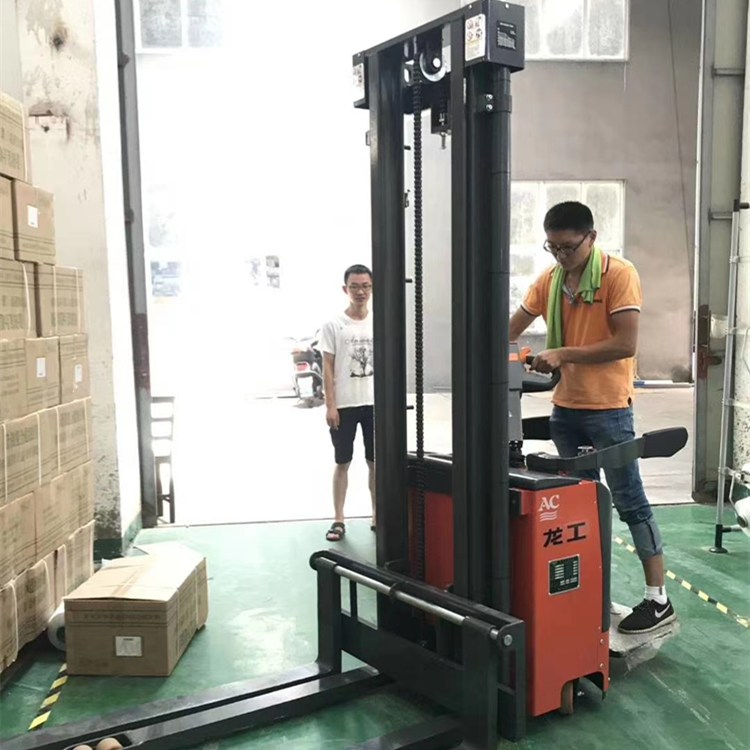 龍工電動(dòng)堆高車