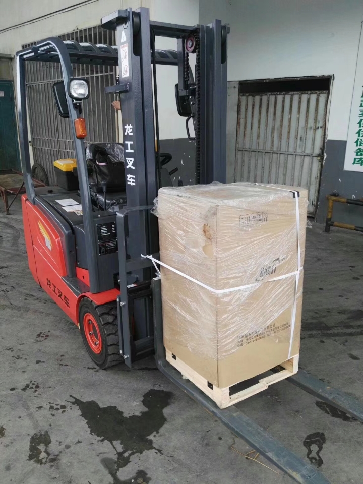 電動(dòng)叉車-龍工三支點(diǎn)電動(dòng)叉車獲得倉儲(chǔ)客戶認(rèn)可