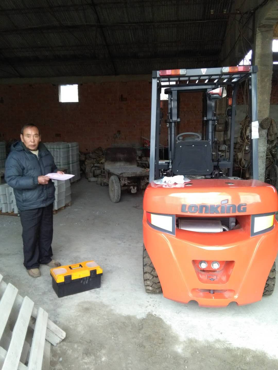 嚴(yán)寒冬日，六合龍工叉車交車忙