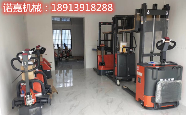 南京六合油料行業(yè)客戶一次性采購四臺龍工電動堆高車