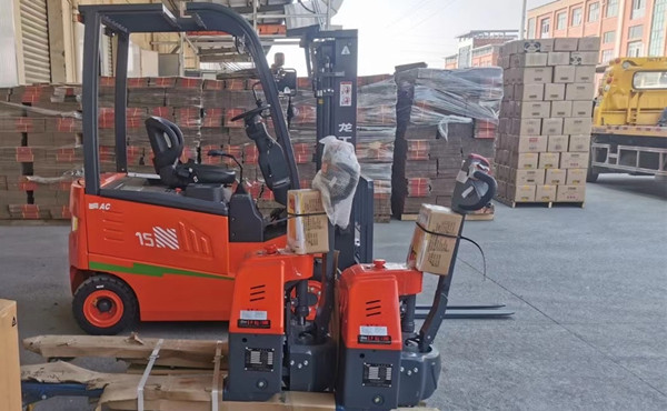 蕪湖電瓶叉車在充電時應(yīng)該注意什么？