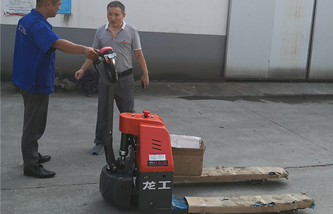 為什么他會(huì)一次性采購十臺(tái)龍工電動(dòng)搬運(yùn)車呢？