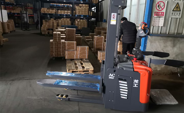 無錫電動堆高車